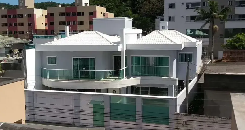 CASA COM 03 SUÍTES E PISCINA À VENDA EM BALNEÁRIO CAMBORIÚ