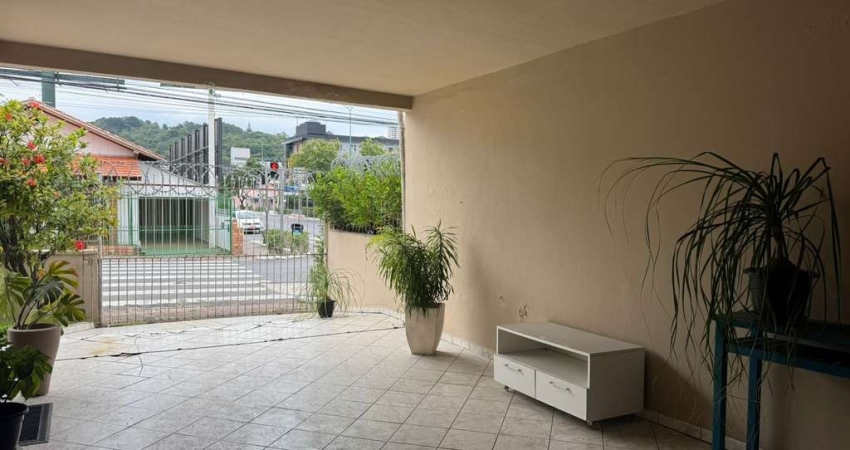CASA À VENDA EM BALNEÁRIO CAMBORIÚ COM TERRENO COMERCIAL NA AVENIDA MARTIN LUTHER