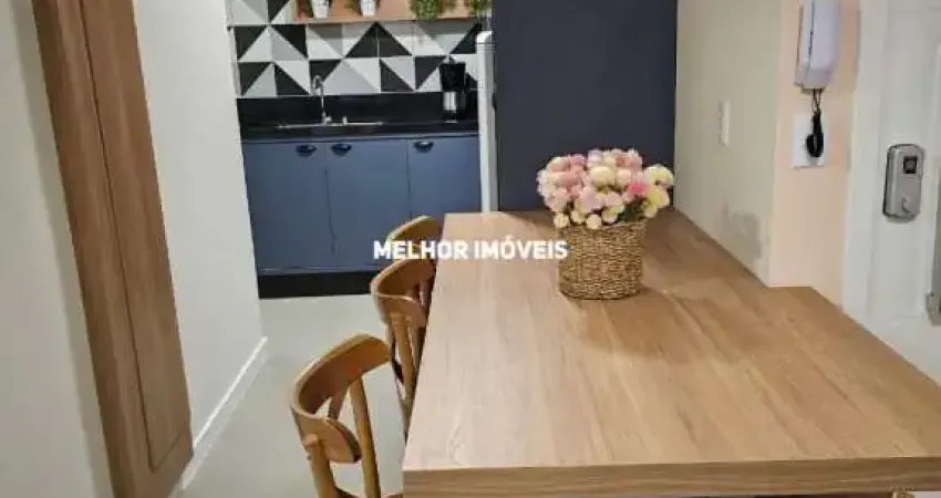 Apartamento á venda com 2 dormitórios á venda no centro de Balneário Camboriú.