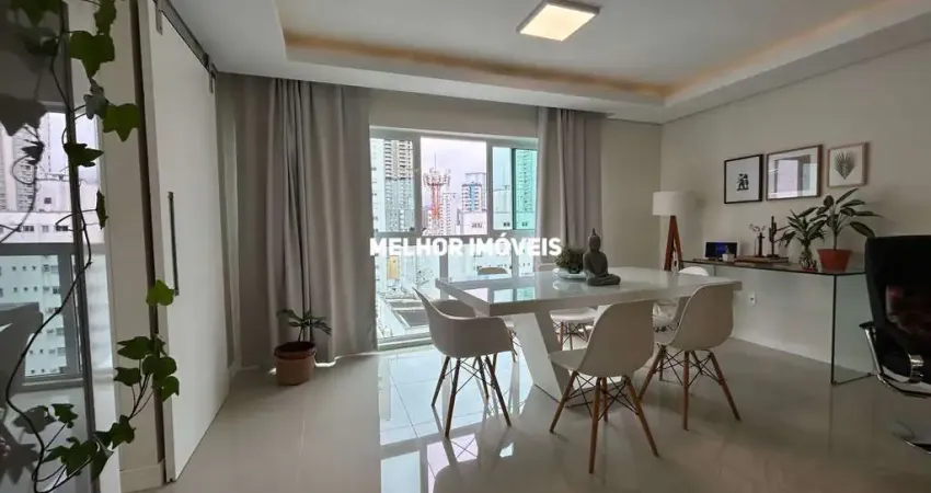 Apartamento á venda mobiliado e decorado, com 3 dormitórios e 2 vagas de garagem no centro de Balneário Camboriu