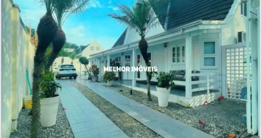 Casa estilo chalé com 2 suítes e 2 demi suítes á venda no bairro da barra em balneário camboriú.