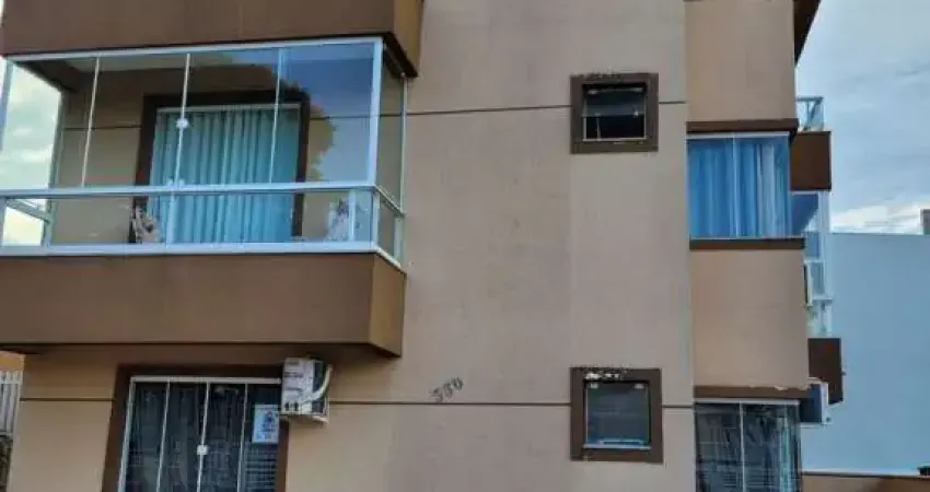 Apartamento térreo bem localizado no balneário cambiju a 300 metros do mar .