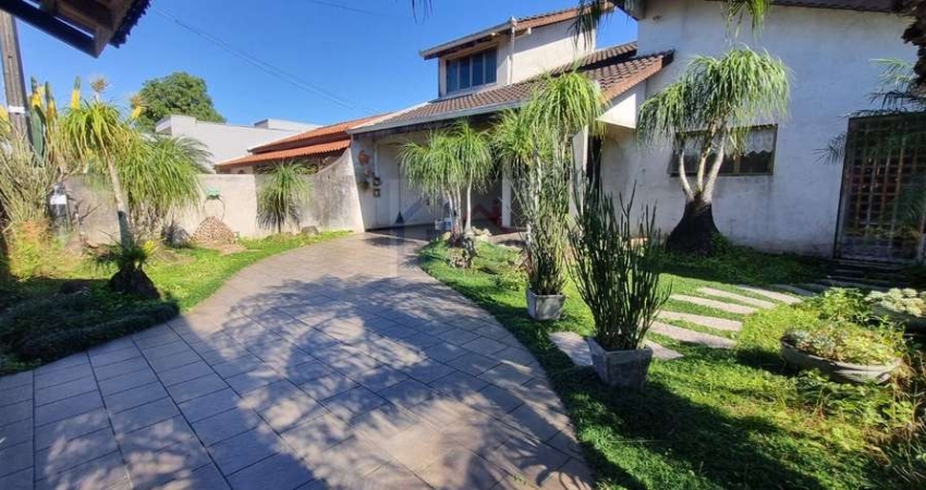 CASA COM 1 SUÍTE + 1 DORMITÓRIO + PISCINA E AMPLO JARDIM