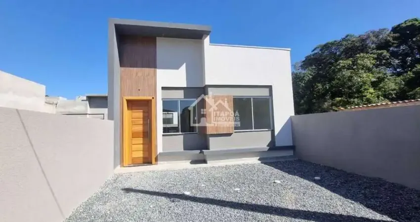 Casa nova com 2 dormitórios/ 1bwc social, 2 vagas garagem, amplo espaço de terreno na frente, em itapoá/sc.