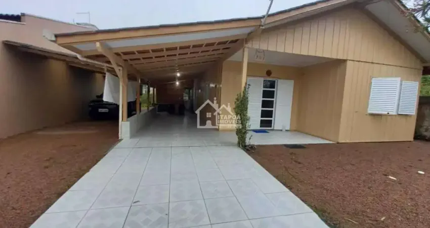 Casa de madeira com 3 dormitórios, apenas 400 metros do mar, localizado no balneário jardim pérola do atlântico em itapoa/sc.