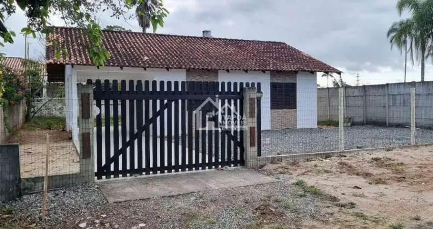 Casa de alvenaria localizada ao lado do riviera santa maria em itapoá/sc