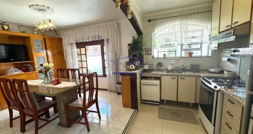 Casa à venda em Porto Alegre-RS no bairro Cavalhada: 3 quartos, 1 suíte, 4 salas, 4 banheiros, 4 vagas de garagem, 244,15 m².