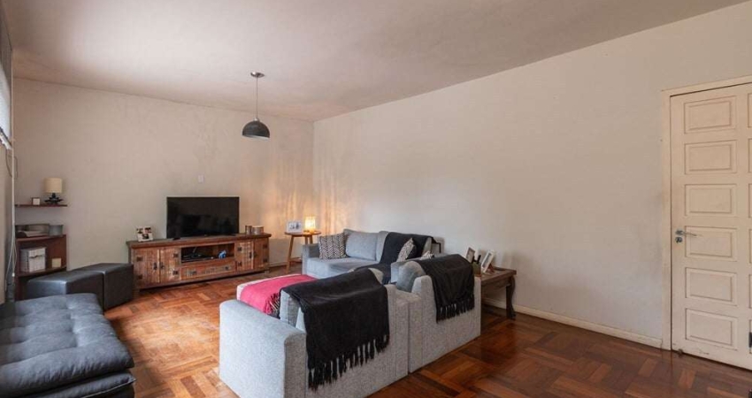 Impecável Casa de 3 Quartos com Suíte e 2 Vagas em Chácara das Pedras, Porto Alegre-RS - 158m²