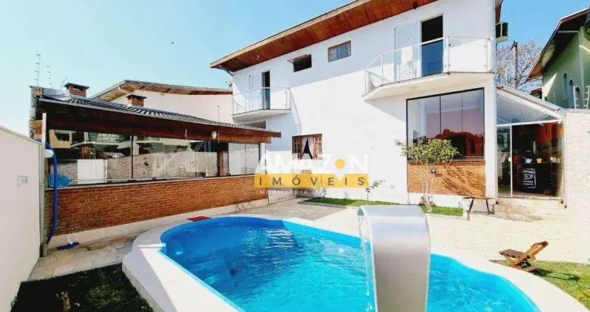 Casa com 3 dormitórios à venda, 250 m² por R$ 800.000,00 - Campos Elíseos - Taubaté/SP