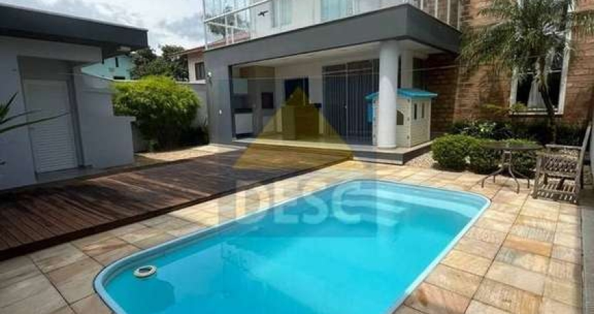 Sobrado com piscina à venda no Centro de Camboriú