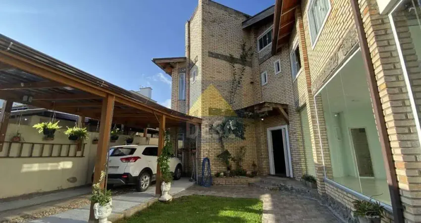Casa com piscina semi mobiliada à venda no bairro Tabuleiro em Camboriú