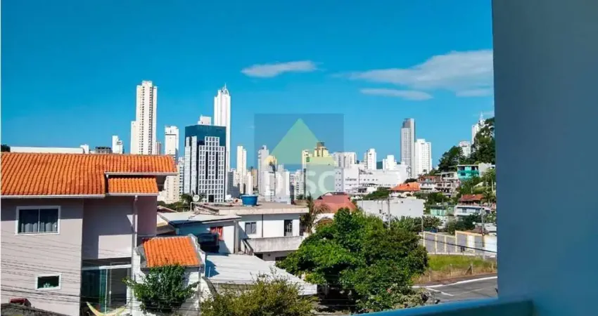 Sobrado à venda com 03 dormitórios em balneário camboriú no bairro ariribá