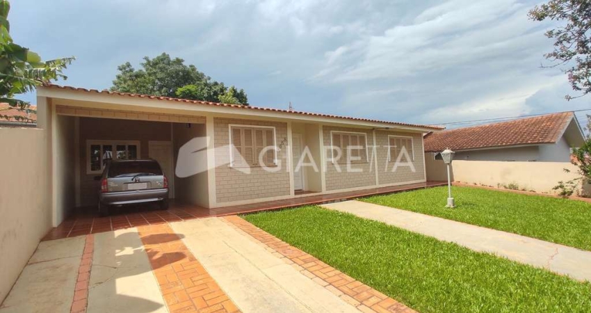 CASA AMPLA E COM MUITA SOBRA DE TERRENO PARA VENDA, CENTRO, TOLEDO - PR