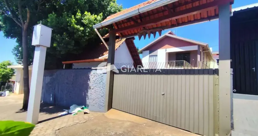 Casa com ampla sobra de terreno disponível para venda no centro, toledo - pr