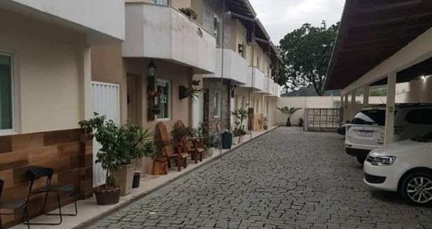 SOBRADO EM CONDOMÍNIO FECHADO NO CENTRO DE CAMBORÚ