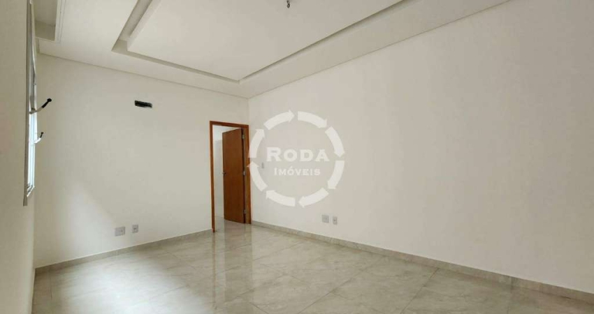 Casa sobreposta baixa a venda em Santos, localizado no bairro do Embare.