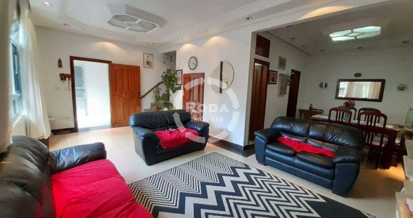 Casa tipo sobrado a venda em Santos, localizada no bairro do Marapé.