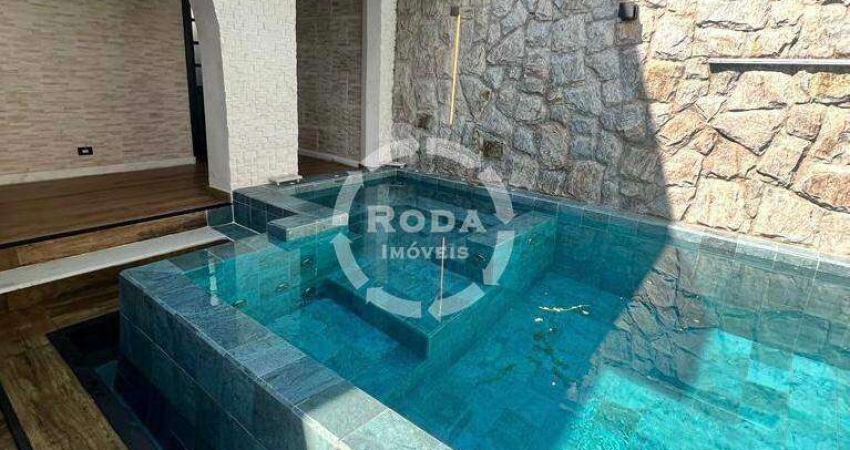 Casa com piscina a venda em Santos, localizada no bairro do Boqueirão.