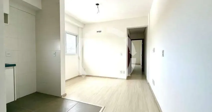 Apartamento novinho com varanda e elevador no Estuário – 2 Dorms | Vista livre | Prédio com churrasqueira na cobertura