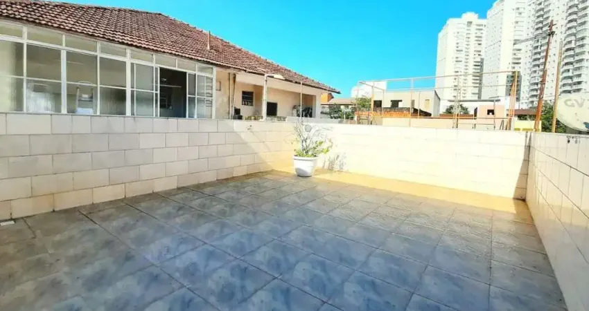 Casa sobreposta alta com 114m2 / 3 dorm / sala 2 ambientes / quintal.