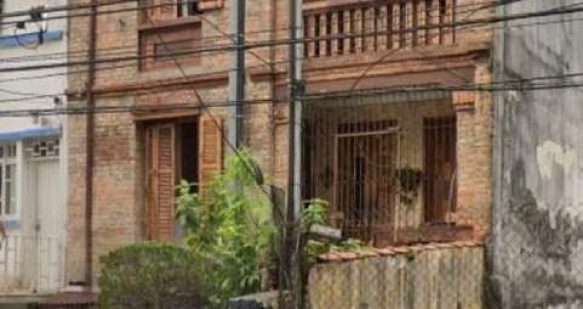 Sobrado geminado de um lado com 3 dormitórios para alugar no Embaré