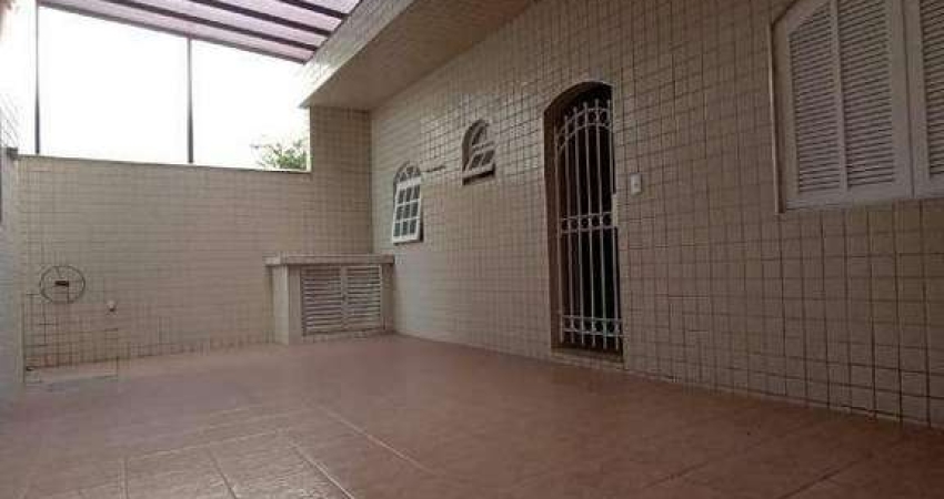 Casa ampla com edícula e ótima distribuição dos ambientes