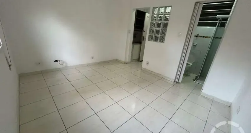 Kitnet térrea reformada à venda no Embaré – 24m², garagem coletiva e a poucos passos da praia!