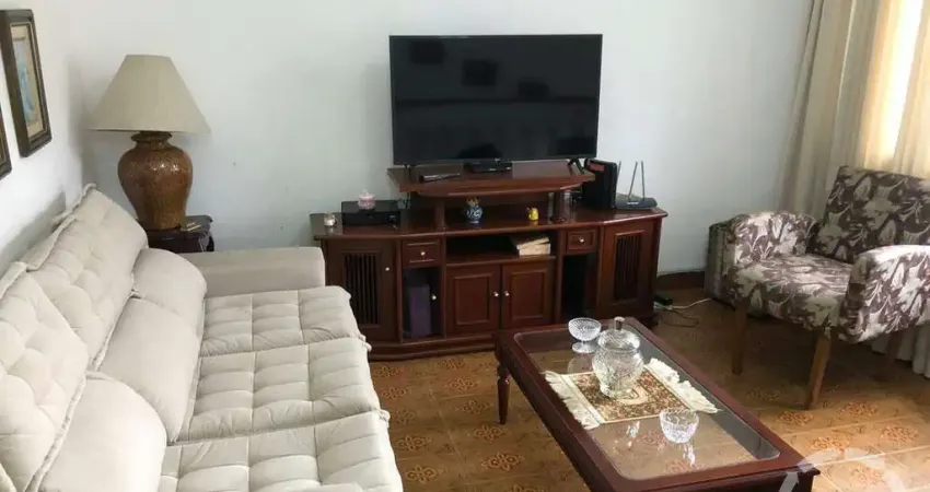 Oportunidade Imperdível em Santos! 2 Casas em um Só Terreno!