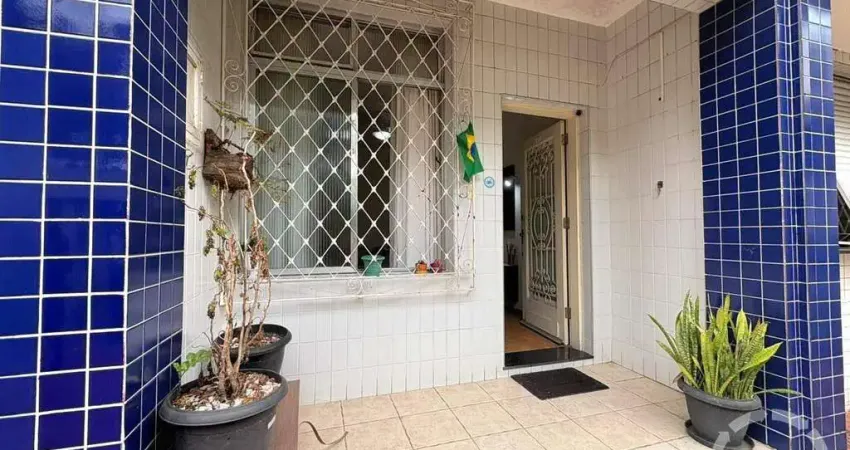 Apartamento terreo com 2 dormitórios de frente, vaga demarcada a venda na Av Washington Luis em Santos - S.P.