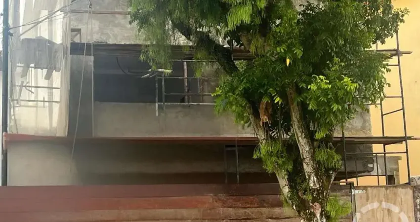 Casa à Venda na Ponta da Praia – 3 Suítes | Piscina | Espaço Gourmet | 2 Vagas