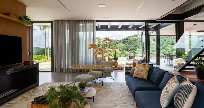 Casa em Condomínio Fechado em São Roque, 550m² com 3 Suítes e Muito Lazer