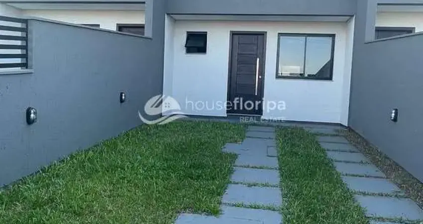 Casa de 2 quartos com quintal e 2 vagas de garagem à venda, perto das praias e comércio local no Ca