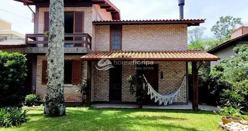 Casa Com Espaço de Jardim, Piscina, 3 Dormitórios, 4 Vagas, Lareira, à Venda, Campeche, Florianópol