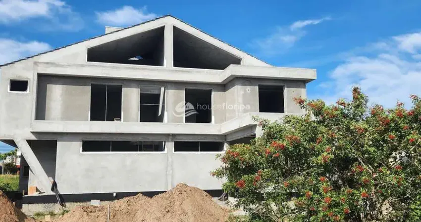 Casa geminada com 4 dormitórios sendo 2 suítes, mais um sótão, com área gourmet à venda, Açores, Fl