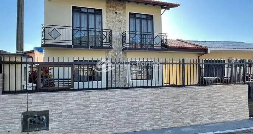 Linda casa à venda localizada a 70 metros da praia do Pântano do Sul, com 5 dormitórios sendo uma s