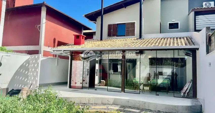Casa geminada à venda com 3 dormitórios, na rua da praia do Pico da Cruz, no Rio Tavares, Florianóp