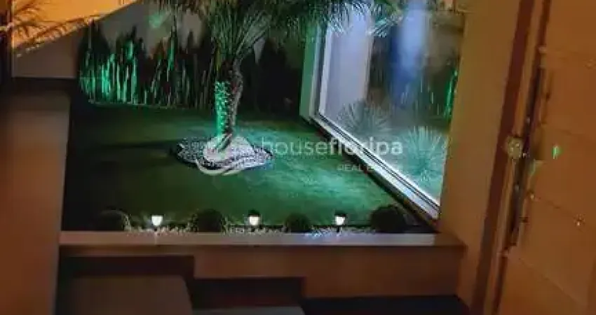 Casa financiável de alto padrão mobiliada à venda com 3 dormitórios e piscina, no Carianos, Florian