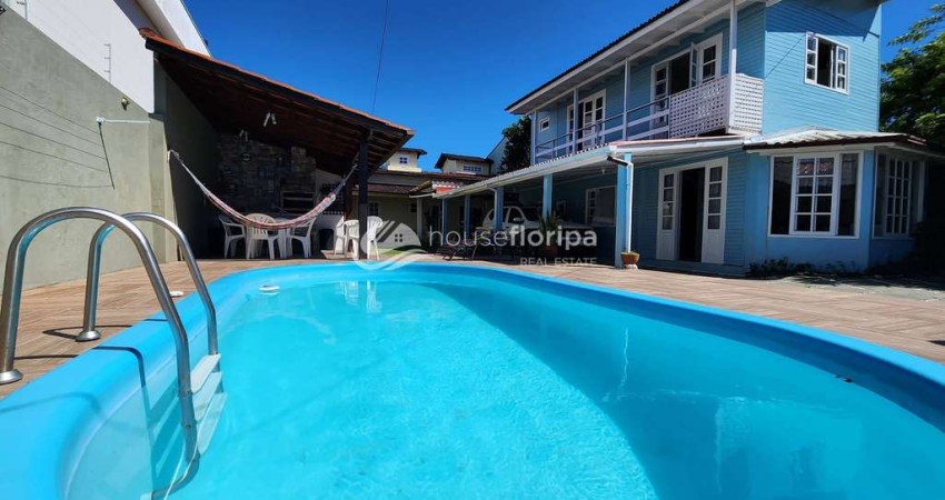 Terreno com 2 casas com 5 quartos, piscina com churrasqueira e lavabo a venda, Campeche, Florianópo