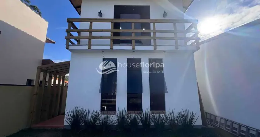 Casa com 2 quartos (1 suíte), área gourmet, pátio, garagem para 2 carros e arquitetura exclusiva co