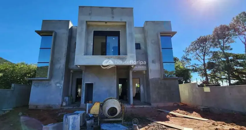 Incrível casa à venda com 3 dormitórios, sendo 1 suíte, com clarabóia e rua tranquila e larga no Ri
