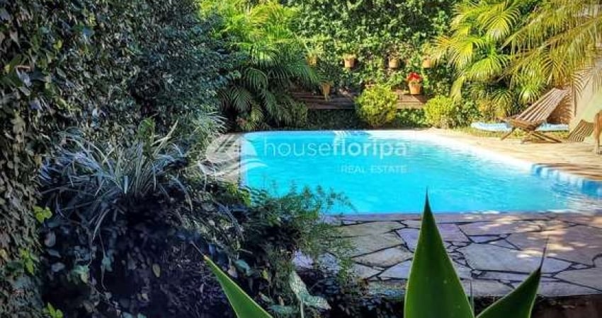 Casa financiável à venda, totalmente mobiliada com 2 dormitórios e piscina, no Campeche, Florianópo