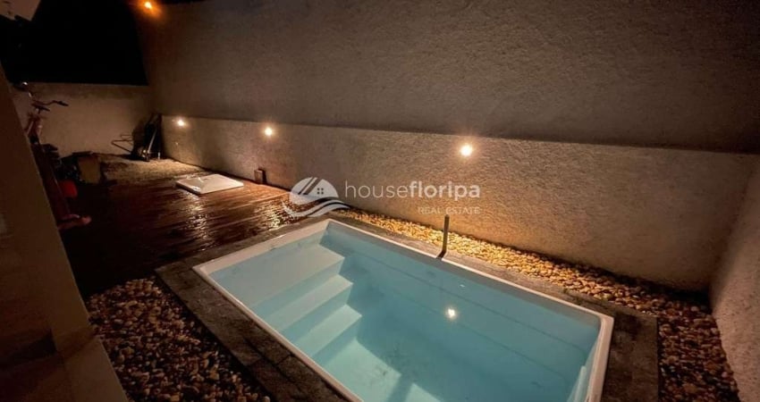 Casa térrea e individual à venda, na quadra do mar, com piscina e 3 dormitórios, no Ribeirão da Ilh