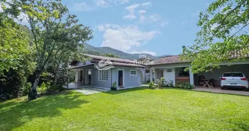 Casa à venda, com 980m2 de terreno, 3 dormitórios com vista para o mar dos Açores, no Pântano do Su
