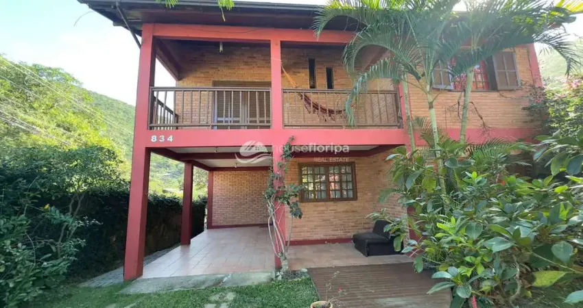Casa com vista para o mar com 4 dormitórios, área gourmet, amplo terreno à apenas 40 metros da prai