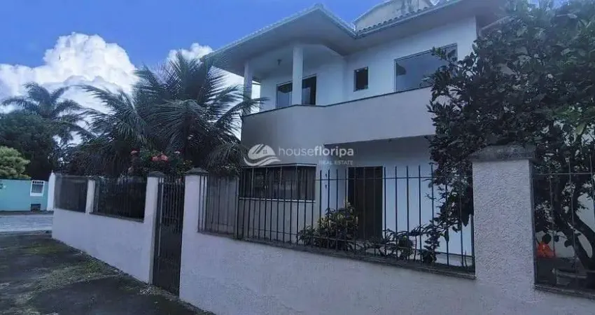 Ampla casa com 3 quartos, edícula com espaço de terreno em rua tranquila  à venda no Campeche.