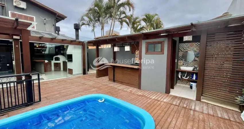 Casa à vendacom piscina e 3 dormitórios, a 100m da praia do pico da cruz, no rio tavares, florianóp