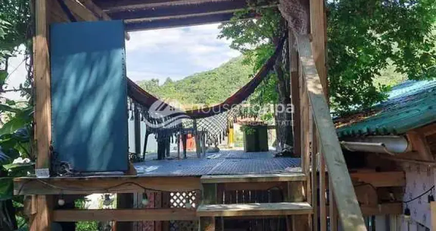 Refúgio artístico no sambaqui – loft com piscina, vista para o verde, solarium e área gourmet