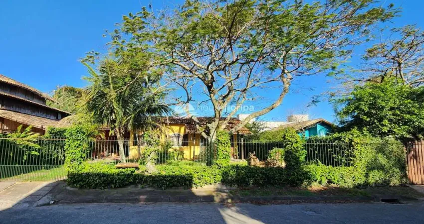 Casa térrea com 4 dormitórios, piscina, área gourmet, duas casas independentes e amplo terreno no c