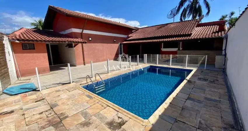 Casa a duas quadras da praia, centro 3 quartos sendo uma suíte