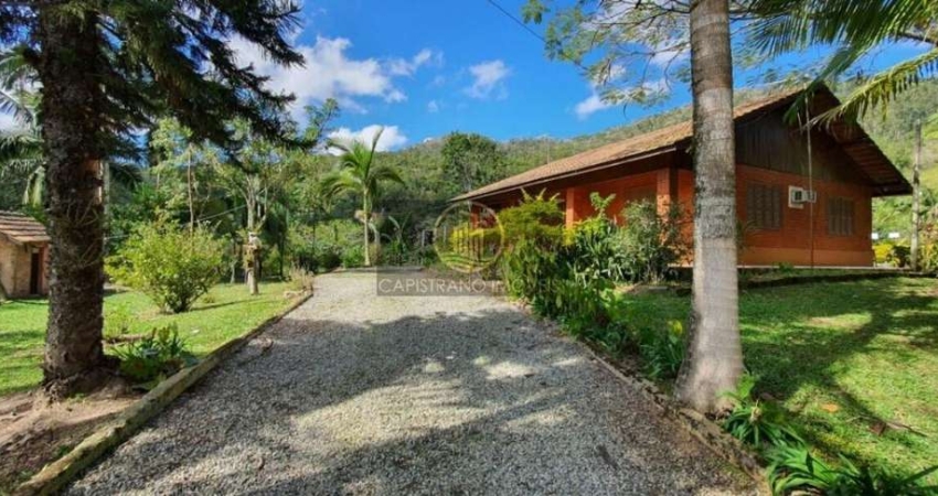 Lindo sitio com área de 40 mil metros, de frente para o asfalto,, localizado na Estrada Geral do Braço em Camboriú!